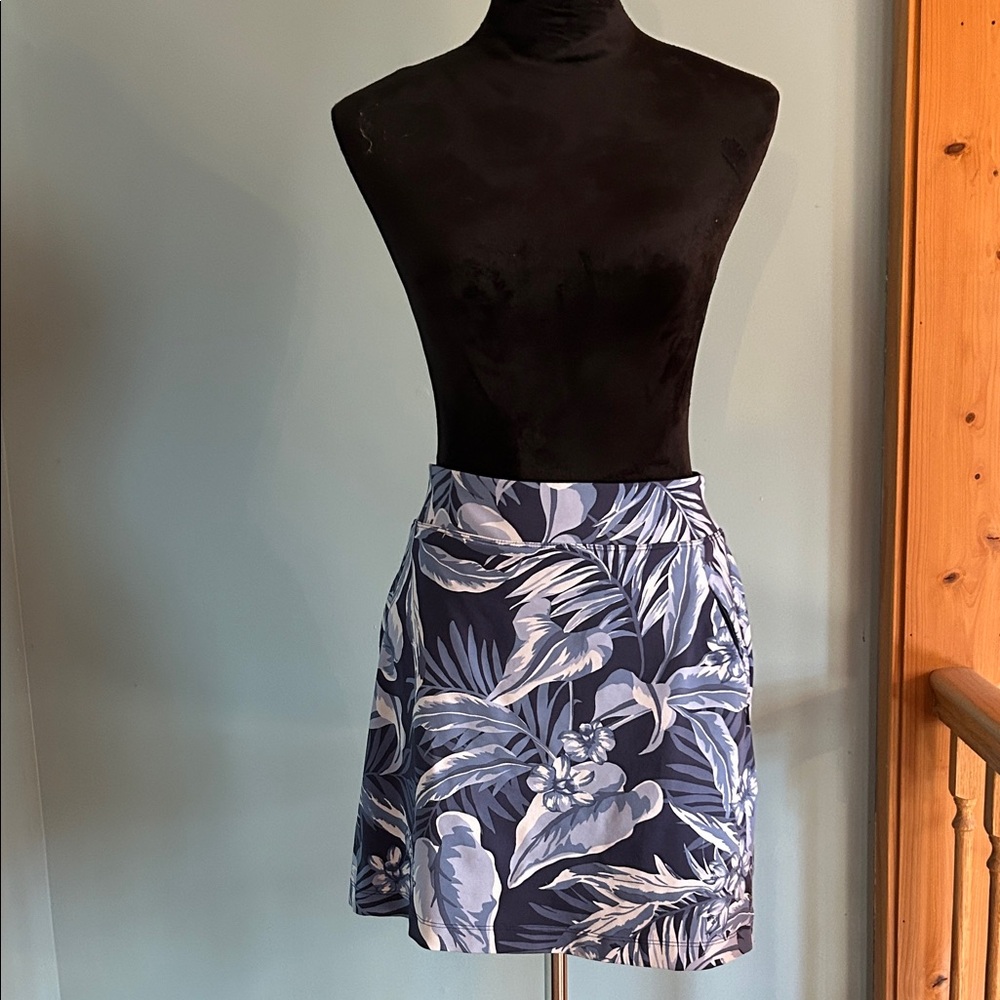 Tommy Bahama Navy and White Tropical skorts